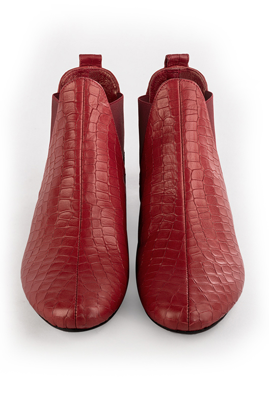 Boots femme : Boots élastiques sur les côtés couleur rouge coquelicot. Bout rond. Talon plat bottier. Vue du dessus - Florence KOOIJMAN