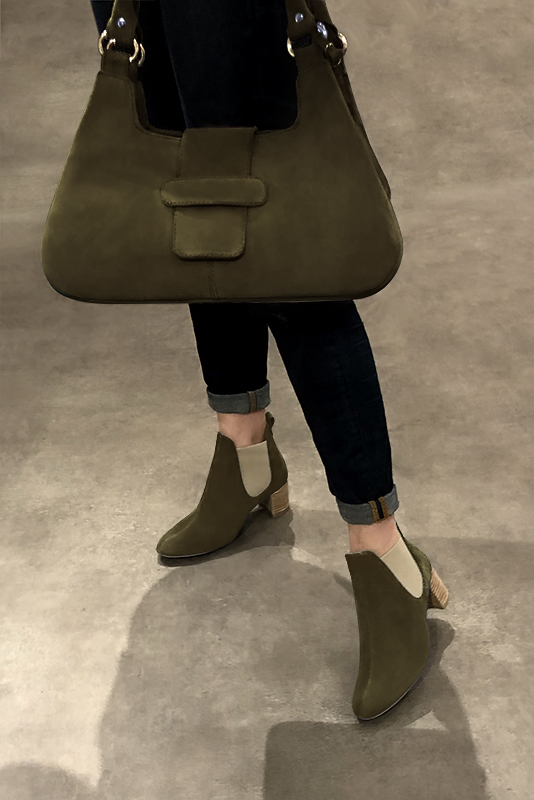 Boots femme : Boots élastiques sur les côtés couleur vert kaki et blanc cassé. Bout rond. Talon mi-haut bottier. Vue porté - Florence KOOIJMAN