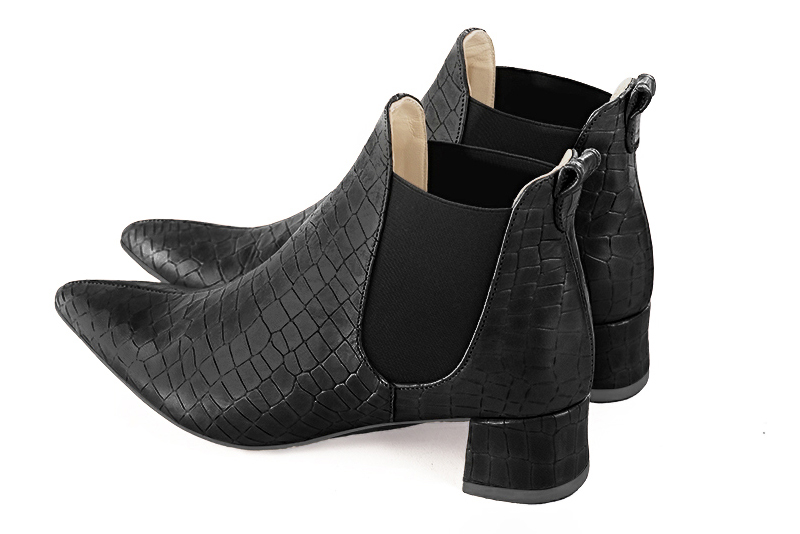 Boots femme : Boots élastiques sur les côtés couleur noir satiné. Bout effilé. Petit talon évasé. Vue arrière - Florence KOOIJMAN