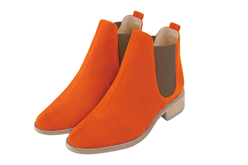 Boots femme : Boots élastiques sur les côtés couleur orange clémentine et marron taupe. Bout rond. Semelle cuir talon plat Vue avant - Florence KOOIJMAN
