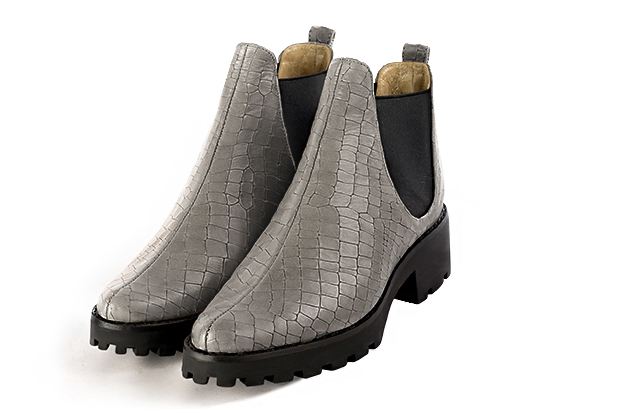 Boots femme : Boots élastiques sur les côtés couleur gris cendre et noir mat. Bout rond. Semelle gomme petit talon Vue avant - Florence KOOIJMAN