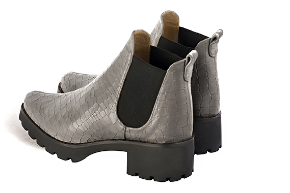 Boots femme : Boots élastiques sur les côtés couleur gris cendre et noir mat. Bout rond. Semelle gomme petit talon. Vue arrière - Florence KOOIJMAN