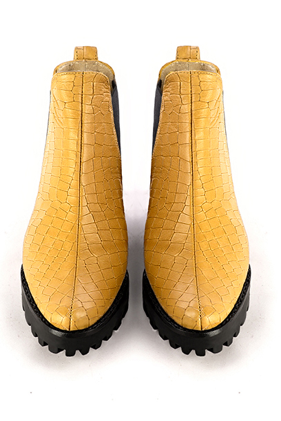Boots femme : Boots élastiques sur les côtés couleur jaune ocre et noir mat. Bout rond. Semelle gomme petit talon. Vue du dessus - Florence KOOIJMAN