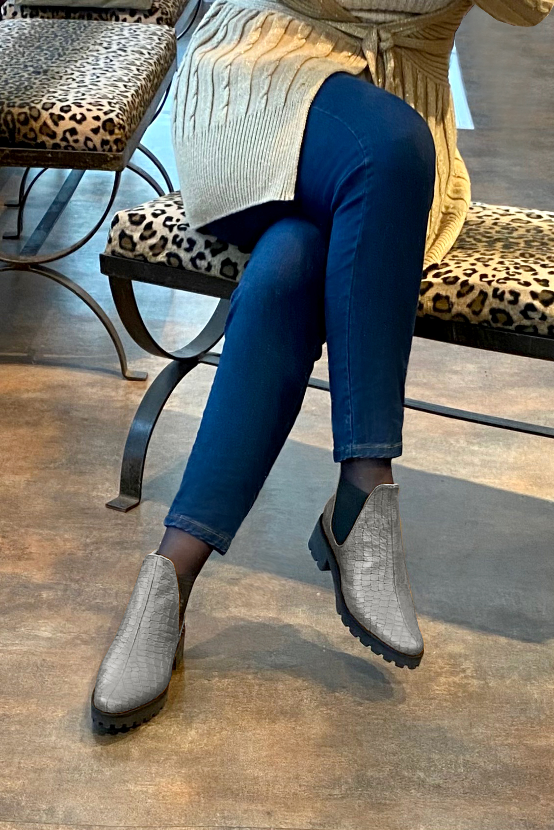 Boots femme : Boots élastiques sur les côtés couleur gris cendre et noir mat. Bout rond. Semelle gomme petit talon. Vue porté - Florence KOOIJMAN
