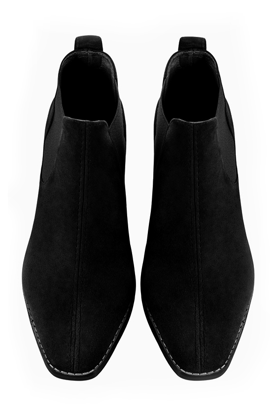 Boots femme : Boots élastiques sur les côtés couleur noir mat. Bout carré. Talon mi-haut bottier. Vue du dessus - Florence KOOIJMAN
