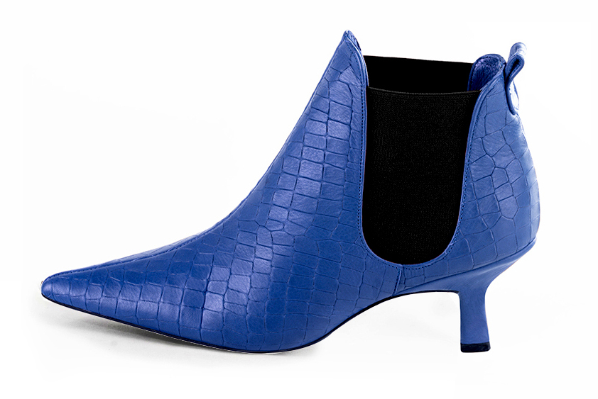 Boots femme : Boots élastiques sur les côtés couleur bleu électrique et noir mat. Bout pointu. Talon mi-haut bobine. Vue de profil - Florence KOOIJMAN