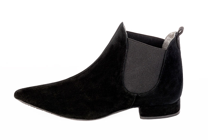 Boots femme : Boots élastiques sur les côtés couleur noir mat. Bout pointu. Talon plat bottier. Vue de profil - Florence KOOIJMAN