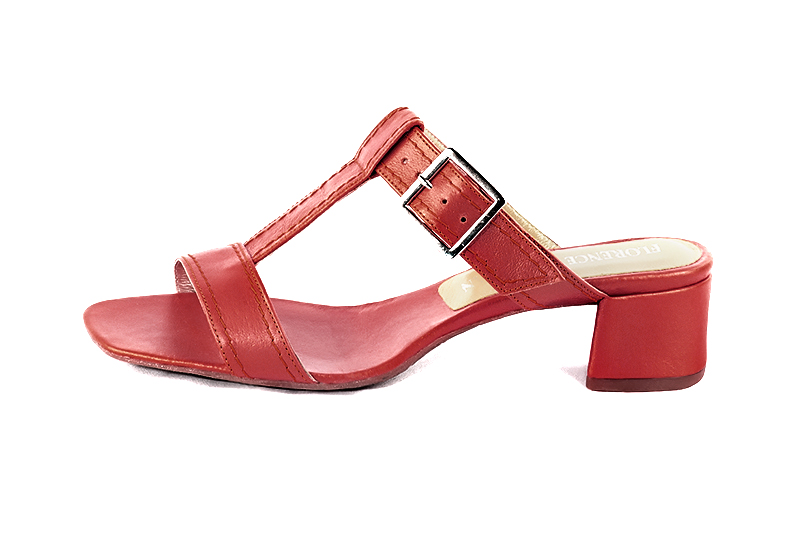 Sandale femme : Sandale soirées et cérémonies couleur rouge carmin. Bout carré. Petit talon évasé. Vue de profil - Florence KOOIJMAN