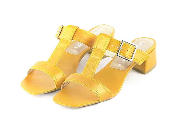 Sandale femme : Sandale soirées et cérémonies couleur jaune soleil. Bout carré. Petit talon évasé Vue avant - Florence KOOIJMAN