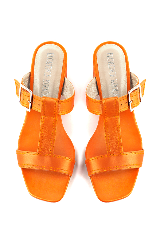 Sandale femme : Sandale soirées et cérémonies couleur orange abricot. Bout carré. Petit talon évasé. Vue du dessus - Florence KOOIJMAN