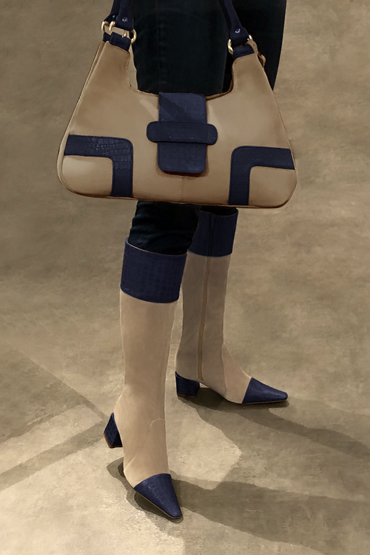 Botte femme : Bottes femme féminines sur mesures couleur bleu marine et beige sahara. Bout effilé. Talon mi-haut bottier. Vue porté - Florence KOOIJMAN