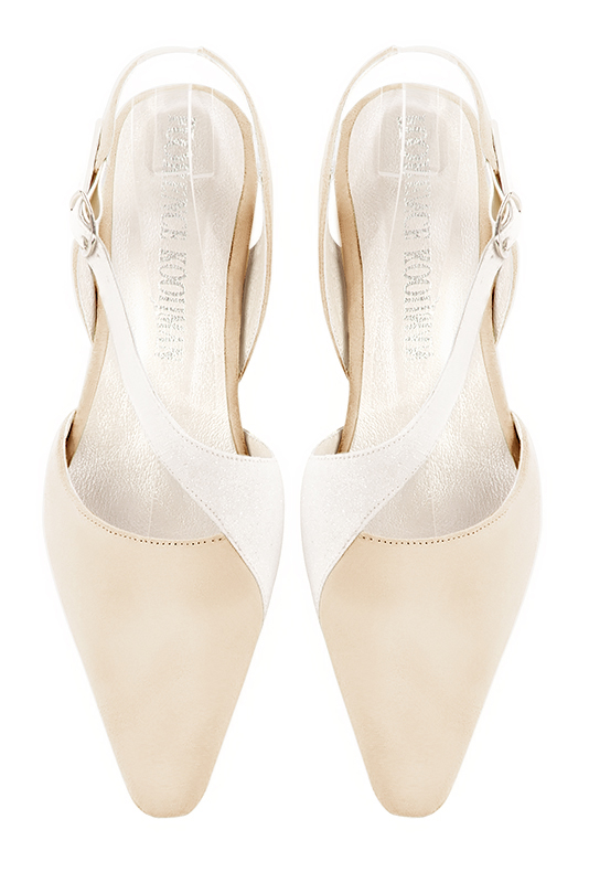 Chaussure femme à brides : Chaussure arrière ouvert avec une bride sur le cou-de-pied couleur beige vanille et blanc cassé. Bout effilé. Talon mi-haut virgule. Vue du dessus - Florence KOOIJMAN