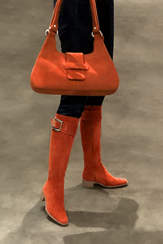 Botte femme : Bottes femme cavalières sur mesures couleur orange clémentine. Bout rond. Semelle cuir petit talon. Vue porté - Florence KOOIJMAN