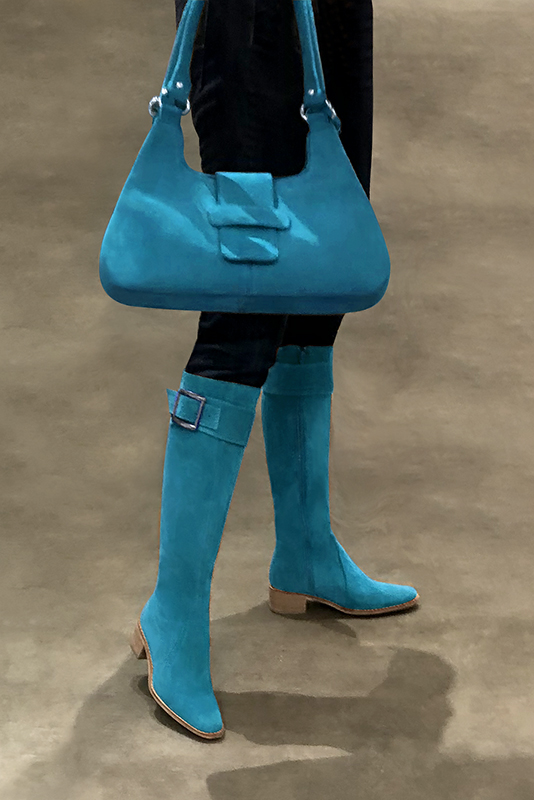 Botte femme : Bottes femme cavalières sur mesures couleur bleu turquoise. Bout rond. Semelle cuir petit talon. Vue porté - Florence KOOIJMAN