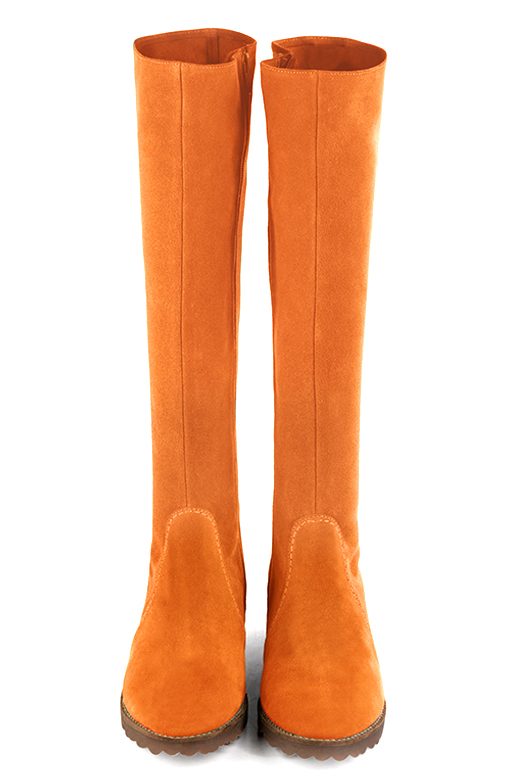 Botte femme : Bottes femme cavalières sur mesures couleur orange abricot. Bout rond. Semelle gomme talon plat. Vue du dessus - Florence KOOIJMAN
