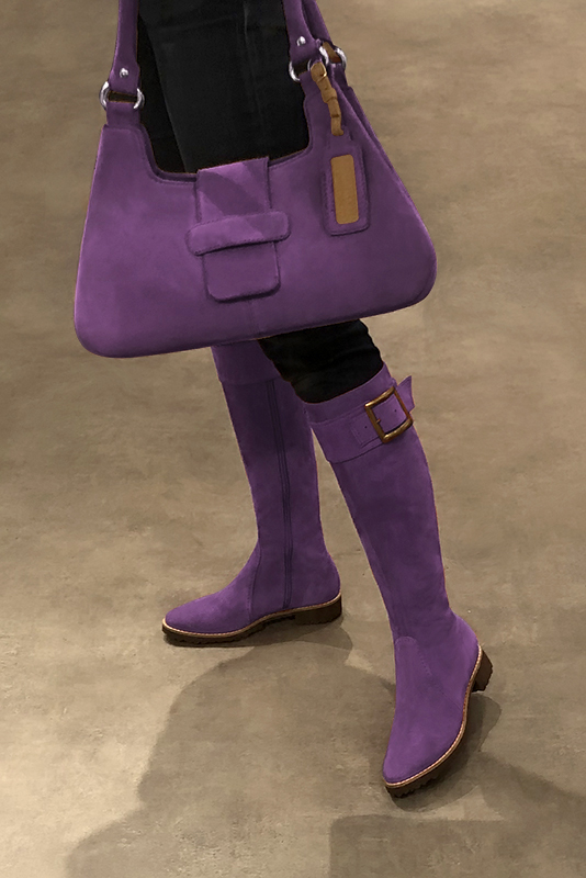 Botte femme : Bottes femme cavalières sur mesures couleur violet améthyste. Bout rond. Semelle gomme talon plat. Vue porté - Florence KOOIJMAN