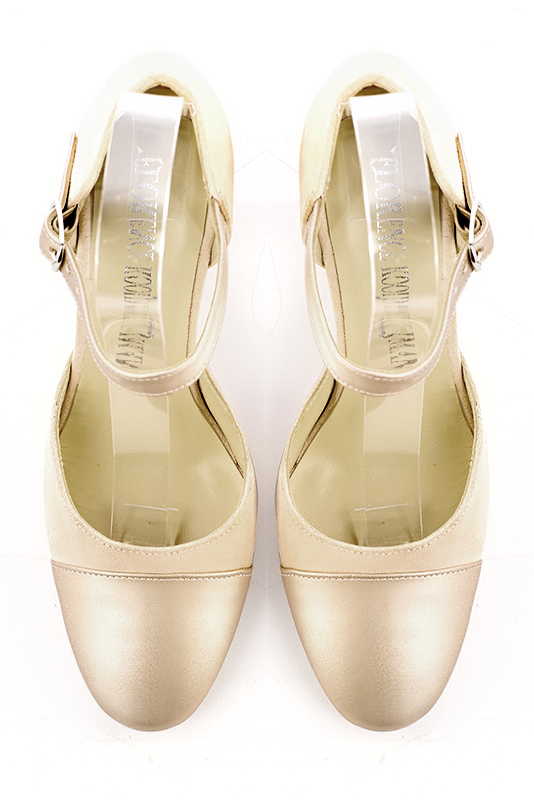 Chaussure femme à brides : Chaussure côtés ouverts bride cou-de-pied couleur or doré et blanc ivoire. Bout rond. Talon haut bottier. Vue du dessus - Florence KOOIJMAN