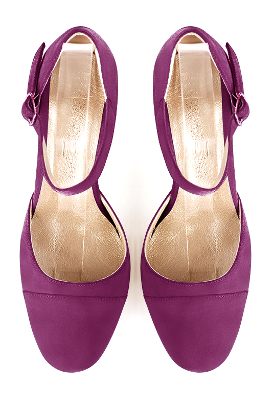 Chaussure femme à brides : Chaussure côtés ouverts bride cou-de-pied couleur violet myrtille. Bout rond. Talon haut bottier. Vue du dessus - Florence KOOIJMAN