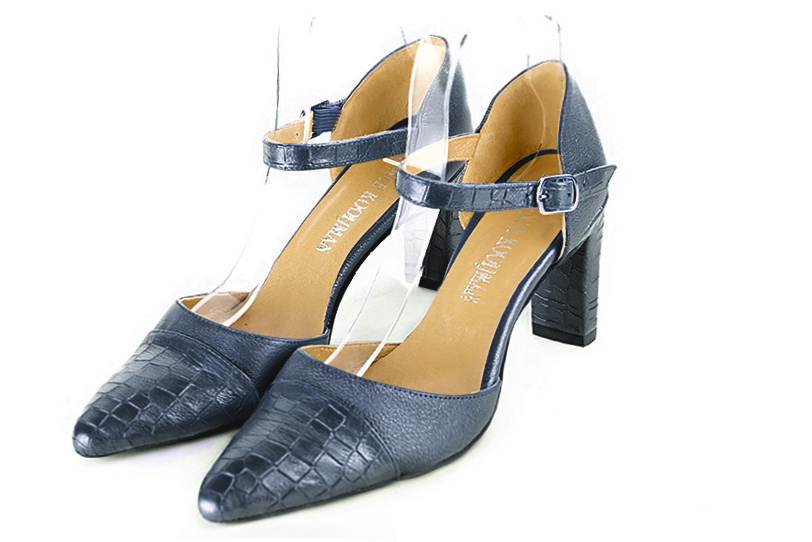 Chaussure femme à brides : Chaussure côtés ouverts bride cou-de-pied couleur bleu denim. Bout effilé. Talon haut virgule Vue avant - Florence KOOIJMAN