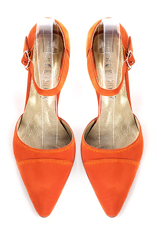 Chaussure femme à brides : Chaussure côtés ouverts bride cou-de-pied couleur orange clémentine. Bout effilé. Talon mi-haut bobine. Vue du dessus - Florence KOOIJMAN