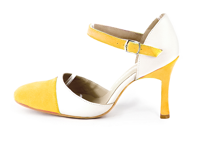 Chaussure femme à brides : Chaussure côtés ouverts bride cou-de-pied couleur jaune soleil et blanc cassé. Bout rond. Talon très haut fin. Vue de profil - Florence KOOIJMAN