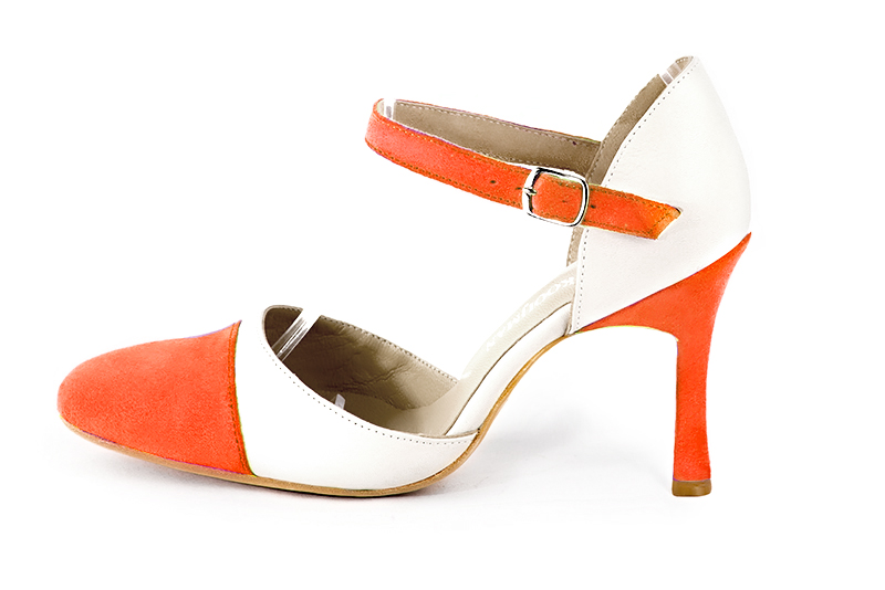 Chaussure femme à brides : Chaussure côtés ouverts bride cou-de-pied couleur orange clémentine et blanc cassé. Bout rond. Talon très haut fin. Vue de profil - Florence KOOIJMAN