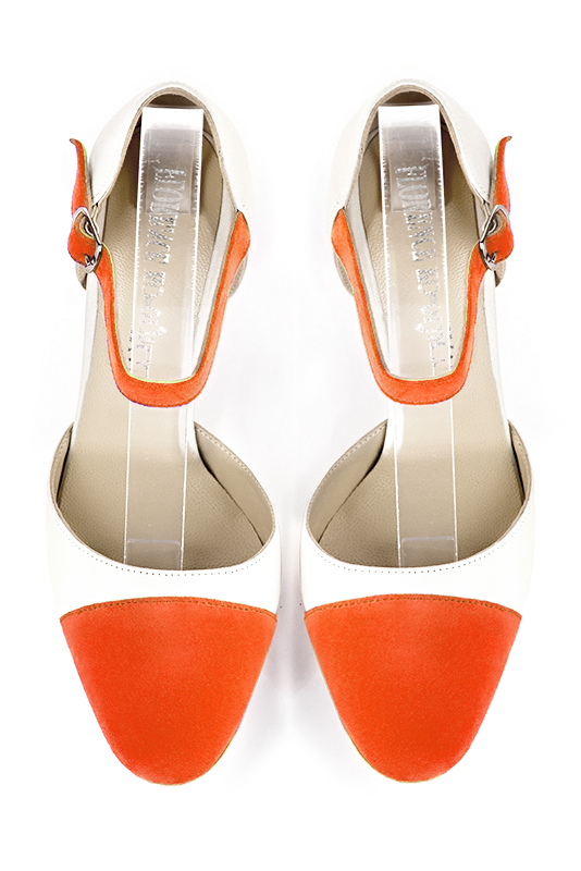 Chaussure femme à brides : Chaussure côtés ouverts bride cou-de-pied couleur orange clémentine et blanc cassé. Bout rond. Talon très haut fin. Vue du dessus - Florence KOOIJMAN