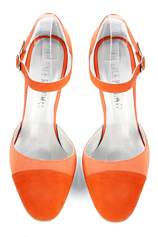 Chaussure femme à brides : Chaussure côtés ouverts bride cou-de-pied couleur orange clémentine. Bout rond. Talon très haut fin. Vue du dessus - Florence KOOIJMAN