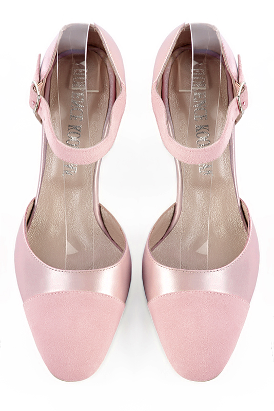 Chaussure femme à brides : Chaussure côtés ouverts bride cou-de-pied couleur rose pâle. Bout rond. Talon mi-haut virgule. Vue du dessus - Florence KOOIJMAN