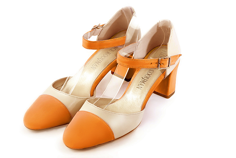 Chaussure femme à brides : Chaussure côtés ouverts bride cou-de-pied couleur orange abricot et blanc ivoire. Bout rond. Talon mi-haut bottier Vue avant - Florence KOOIJMAN
