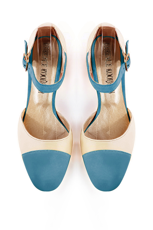 Chaussure femme à brides : Chaussure côtés ouverts bride cou-de-pied couleur bleu canard et blanc ivoire. Bout rond. Talon mi-haut bottier. Vue du dessus - Florence KOOIJMAN