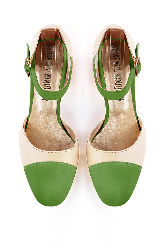Chaussure femme à brides : Chaussure côtés ouverts bride cou-de-pied couleur vert anis et blanc ivoire. Bout rond. Talon mi-haut bottier. Vue du dessus - Florence KOOIJMAN