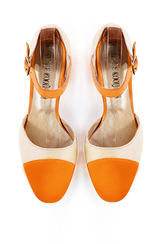 Chaussure femme à brides : Chaussure côtés ouverts bride cou-de-pied couleur orange abricot et blanc ivoire. Bout rond. Talon mi-haut bottier. Vue du dessus - Florence KOOIJMAN