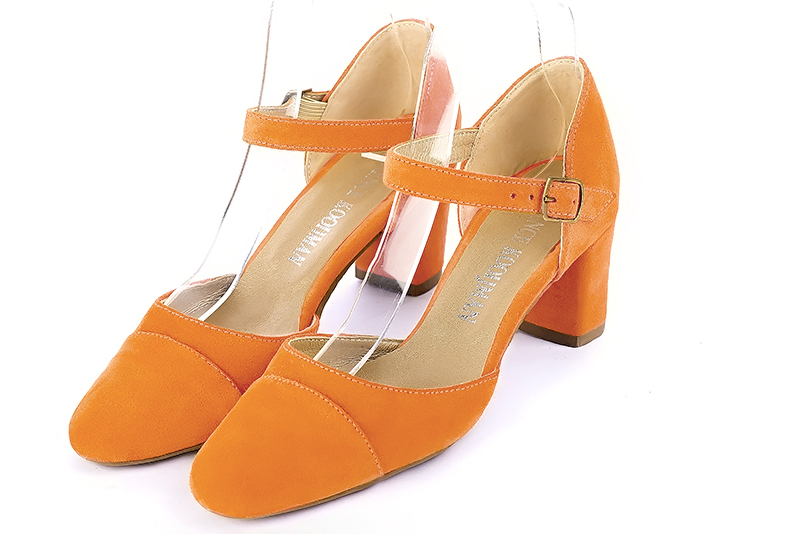 Chaussure femme à brides : Chaussure côtés ouverts bride cou-de-pied couleur orange abricot. Bout rond. Talon mi-haut bottier Vue avant - Florence KOOIJMAN