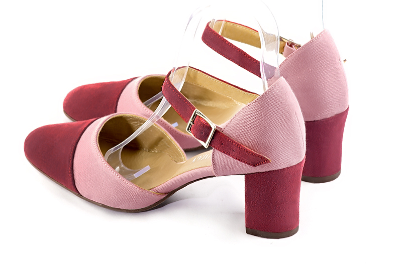 Chaussure femme à brides : Chaussure côtés ouverts bride cou-de-pied couleur rouge framboise et rose vieux rose. Bout rond. Talon mi-haut bottier. Vue arrière - Florence KOOIJMAN