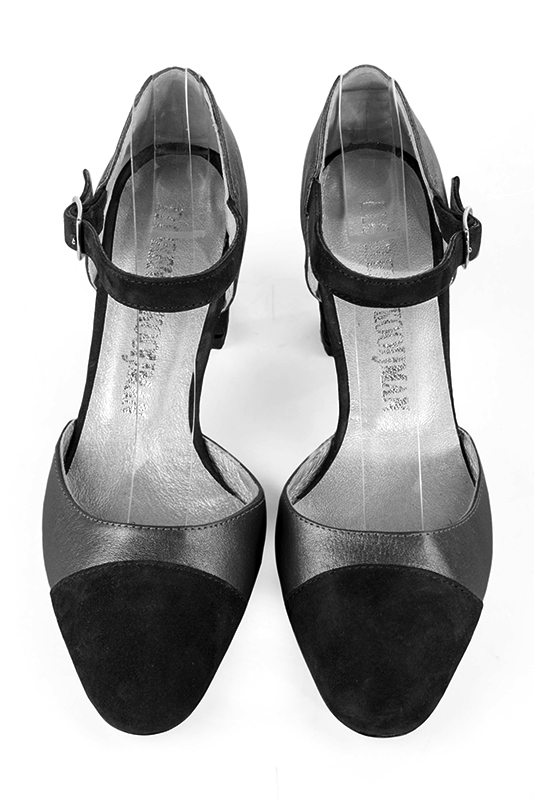 Chaussure femme à brides : Chaussure côtés ouverts bride cou-de-pied couleur noir mat et argent titane. Bout rond. Talon mi-haut bottier. Vue du dessus - Florence KOOIJMAN