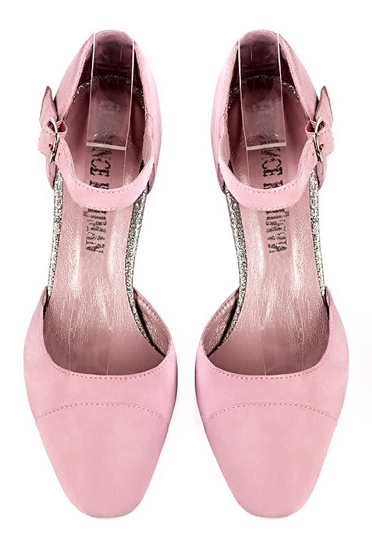 Chaussure femme à brides : Chaussure côtés ouverts bride cou-de-pied couleur rose camélia. Bout rond. Talon mi-haut bottier. Vue du dessus - Florence KOOIJMAN