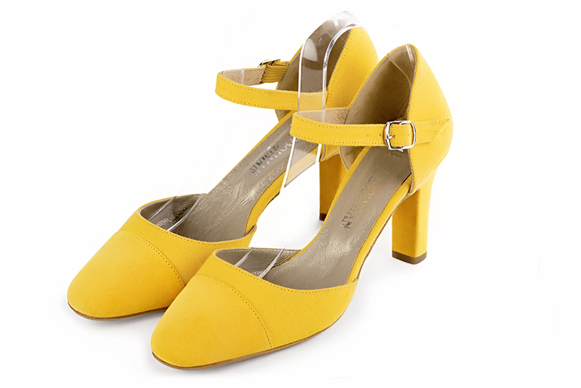 Chaussure femme à brides : Chaussure côtés ouverts bride cou-de-pied couleur jaune soleil. Bout rond. Talon haut trotteur Vue avant - Florence KOOIJMAN