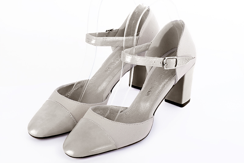 Chaussure femme à brides : Chaussure côtés ouverts bride cou-de-pied couleur gris perle. Bout rond. Talon mi-haut bottier Vue avant - Florence KOOIJMAN