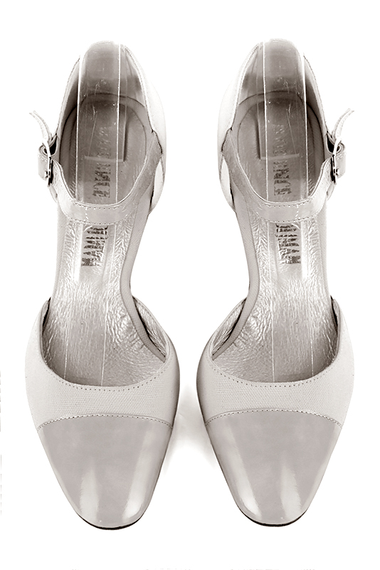 Chaussure femme à brides : Chaussure côtés ouverts bride cou-de-pied couleur gris perle. Bout rond. Talon mi-haut bottier. Vue du dessus - Florence KOOIJMAN