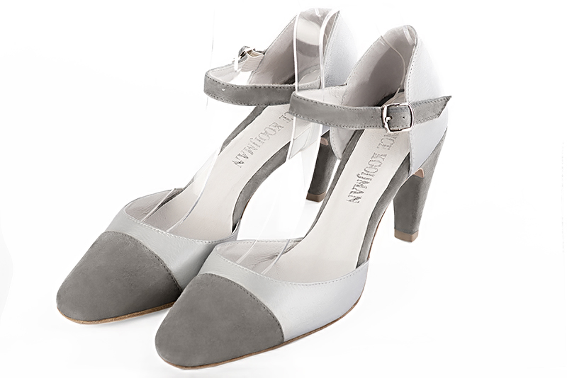 Chaussure femme à brides : Chaussure côtés ouverts bride cou-de-pied couleur gris tourterelle et argent platine. Bout rond. Talon haut fin Vue avant - Florence KOOIJMAN