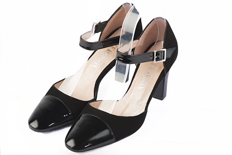 Chaussure femme à brides : Chaussure côtés ouverts bride cou-de-pied couleur noir brillant. Bout rond. Talon haut trotteur Vue avant - Florence KOOIJMAN