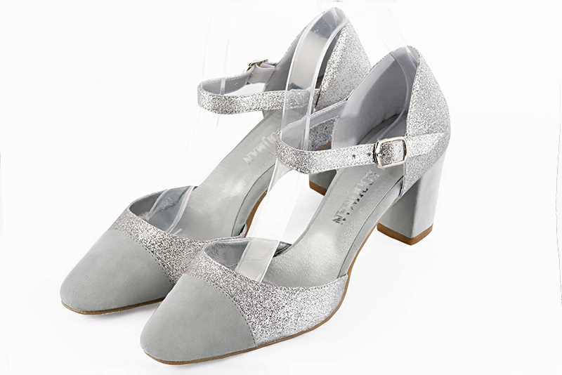 Chaussure femme à brides : Chaussure côtés ouverts bride cou-de-pied couleur gris perle et argent platine. Bout rond. Talon mi-haut bottier Vue avant - Florence KOOIJMAN