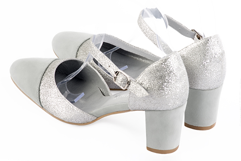Chaussure femme à brides : Chaussure côtés ouverts bride cou-de-pied couleur gris perle et argent platine. Bout rond. Talon mi-haut bottier. Vue arrière - Florence KOOIJMAN