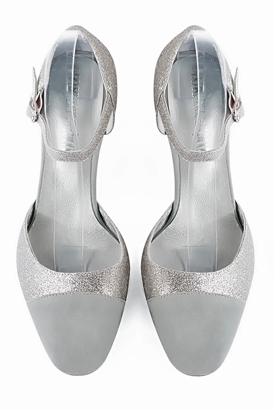Chaussure femme à brides : Chaussure côtés ouverts bride cou-de-pied couleur gris perle et argent platine. Bout rond. Talon mi-haut bottier. Vue du dessus - Florence KOOIJMAN
