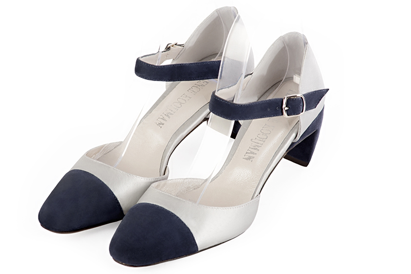 Chaussure femme à brides : Chaussure côtés ouverts bride cou-de-pied couleur bleu marine et argent platine. Bout rond. Talon mi-haut virgule Vue avant - Florence KOOIJMAN
