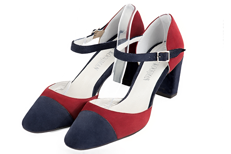 Chaussure femme à brides : Chaussure côtés ouverts bride cou-de-pied couleur bleu marine et rouge carmin. Bout rond. Talon mi-haut bottier Vue avant - Florence KOOIJMAN