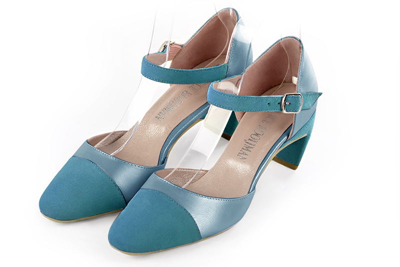 Chaussure femme à brides : Chaussure côtés ouverts bride cou-de-pied couleur bleu canard. Bout rond. Talon mi-haut virgule Vue avant - Florence KOOIJMAN