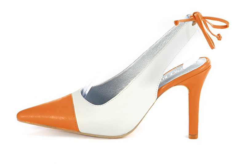 Chaussure femme à brides :  couleur orange abricot et blanc cassé. Bout pointu. Talon haut fin. Vue de profil - Florence KOOIJMAN