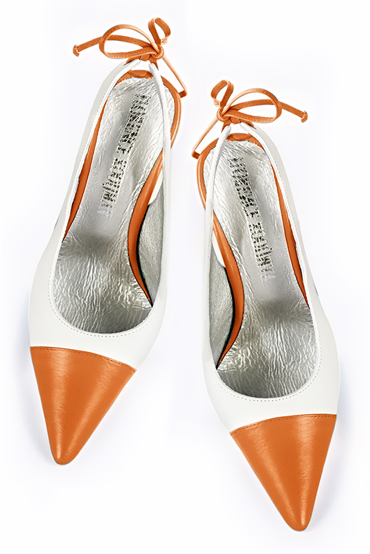 Chaussure femme à brides :  couleur orange abricot et blanc cassé. Bout pointu. Talon haut fin. Vue du dessus - Florence KOOIJMAN